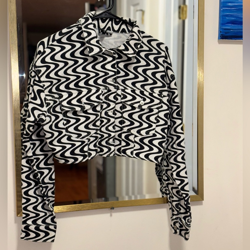 H&M Black and White Wavy Pattern Cropped Jacket - Picture 2 of 6